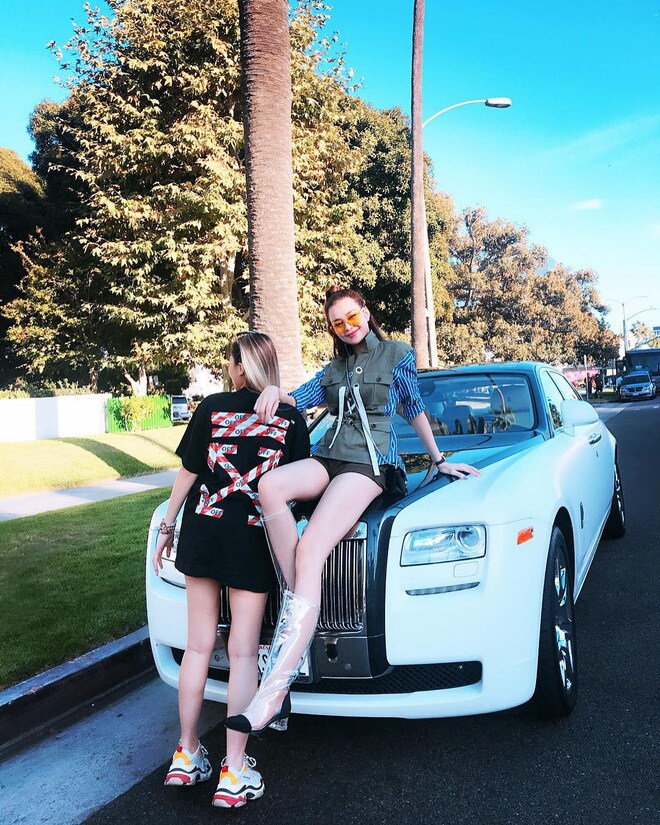 Trên trang Instagram cá nhân mang tên @sella_truong của mình, cô thường xuyên chia sẻ hình ảnh những chuyến du lịch mà ai cũng phải mơ ước