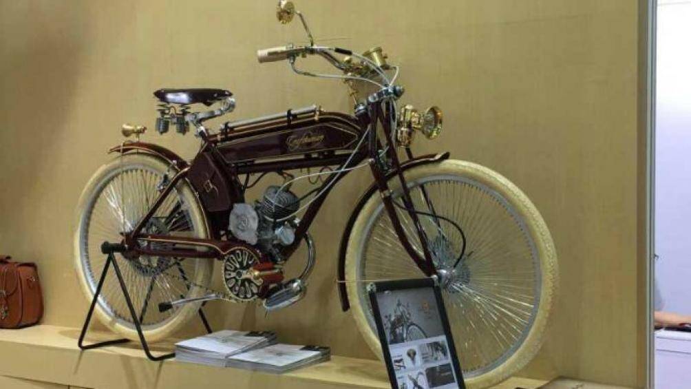 Gọi là xe đạp máy bởi vì Craftsman 1924 có thiết kế như xe đạp với bàn đạp, vành bánh xe với các nan hoa dày đặc