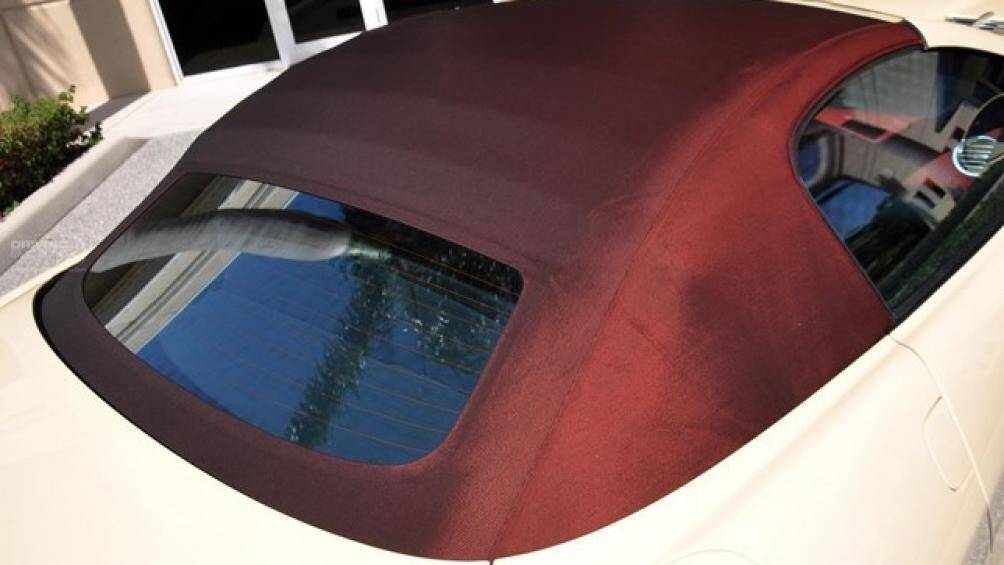 Kết hợp với đó chính là phần mui xe mang màu đỏ Bordeaux đầy sang trọng