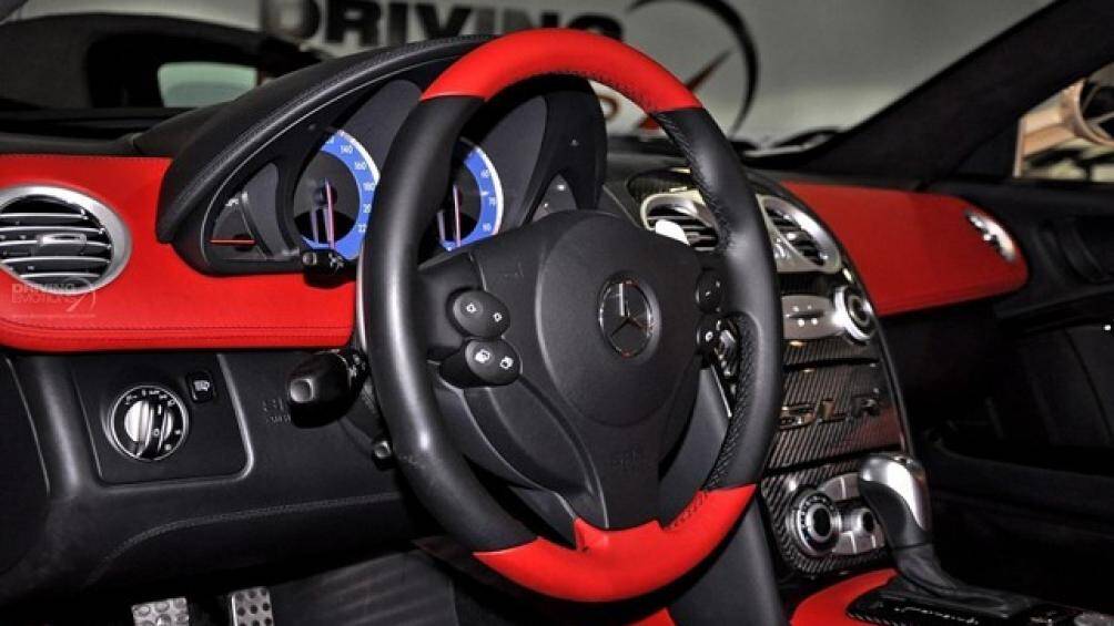 Mercedes SLR McLaren được trang bị động cơ siêu nạp V8 5.4L, sản sinh công suất 626 mã lực và mô-men xoắn 780 Nm