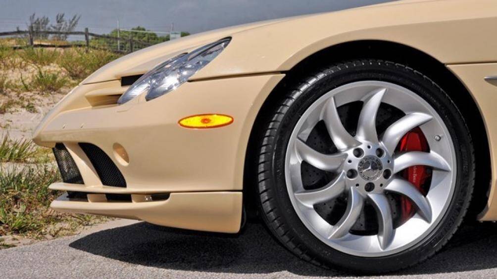 Vào tháng 9/2007, khoảng 4 năm sau khi mẫu coupe được ra mắt, phiên bản roadster của SLR bắt đầu được bán ra trên thị trường