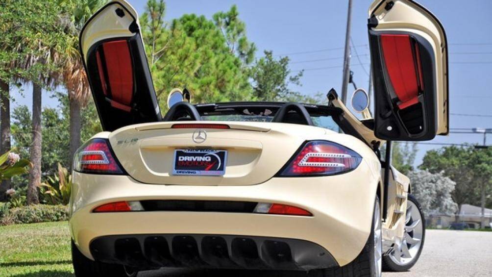 Chiếc xe được lấy cảm hứng từ mẫu xe đua Mercedes 300 SLR từ thế kỉ trước với màu sắc bạc truyền thống đã gắn bó với thương hiệu Mercedes từ bấy lâu nay