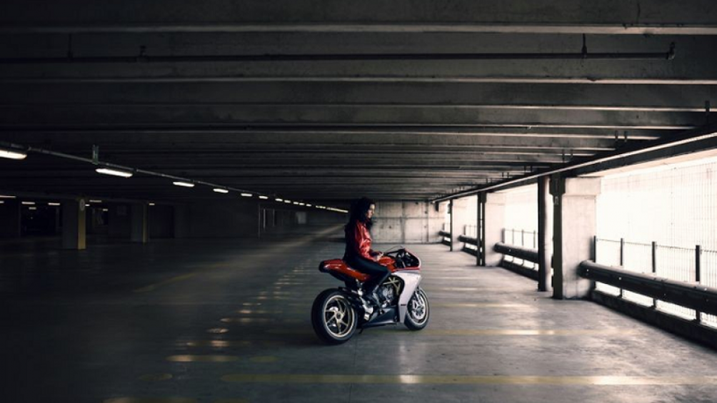 MV Agusta Superveloce Ottocento có thiết kế tương tự như bản Serie Oro với một số thay đổi nhỏ nhằm giúp việc sản xuất số lượng lớn thêm thuận tiện hơn