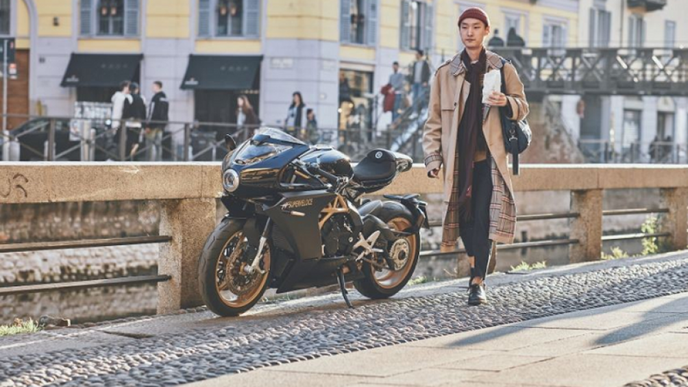 Chiếc Superveloce Ottocento vẫn mang thiết kế cổ điển với phần đầu xe bo tròn bao quanh đèn pha dạng tròn