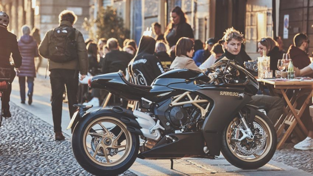 Nhưng thay vì đèn pha vàng như bản Serie Oro thì bản Ottocento sử dụng mặt đèn pha trắng. Kính chắn gió cũng là loại kính trong