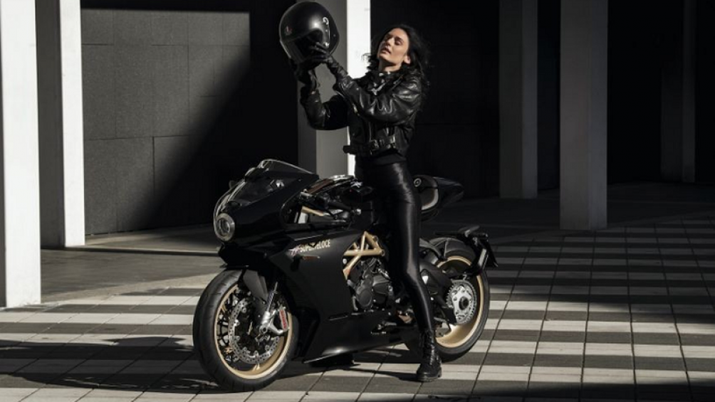 Phanh xe mang thương hiệu Brembo cao cấp đi kèm đĩa đôi 320 mm ở trước và đĩa đơn 220 mm ở sau