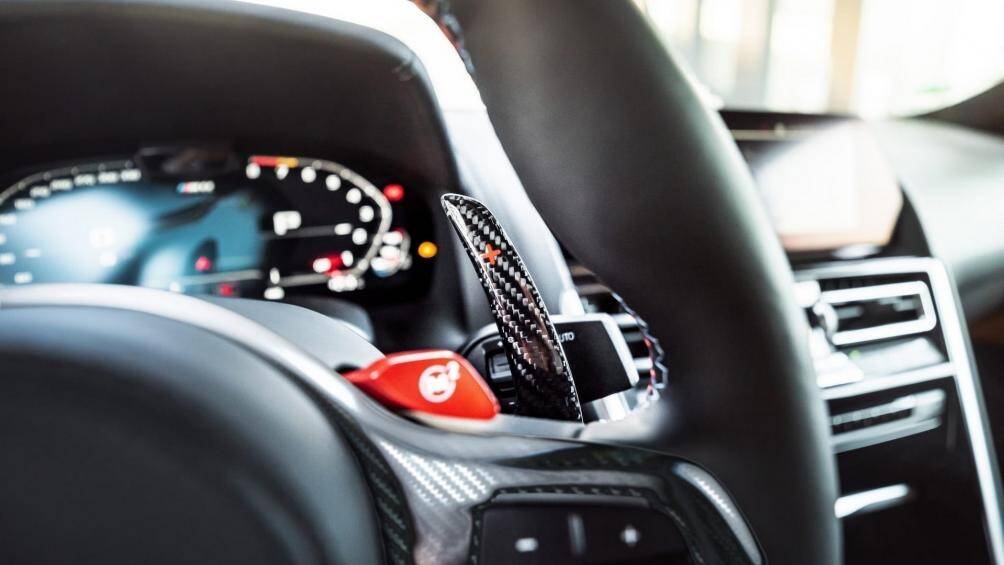 Để giảm khối lượng xe và tăng khả năng vận hành cũng như làm mới ngoại hình, vật liệu sợi carbon được sử dụng