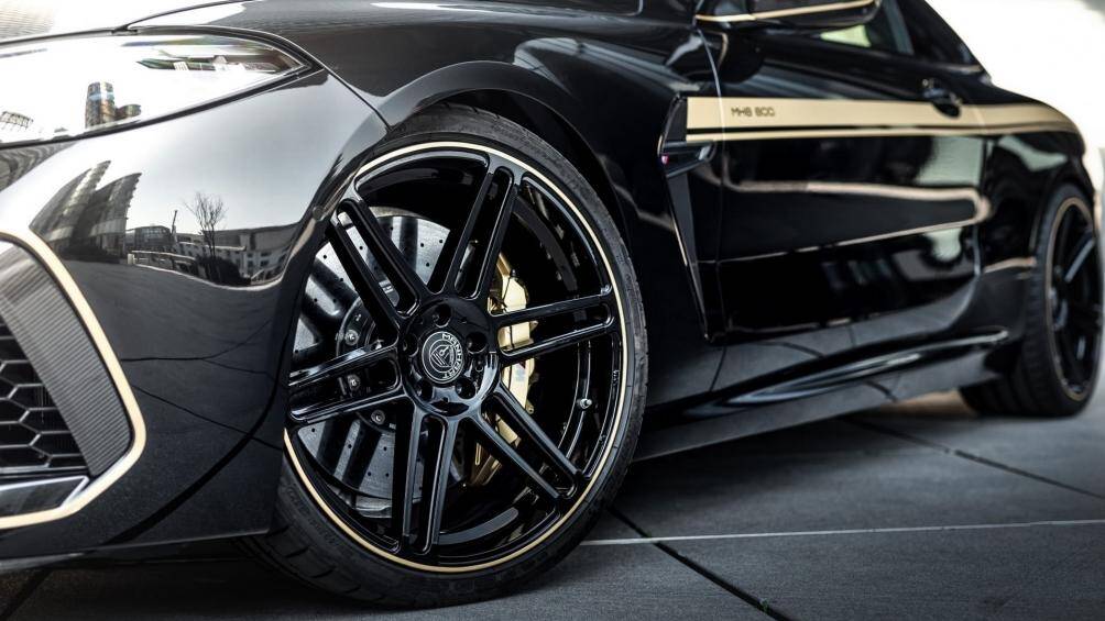 Bộ mâm xe cũng được thay mới, 6 chấu kép 21 inch, đi kèm lốp kích thước 265/30 ZR21 ở bánh trước và 305/25 ZR21 ở bánh sau