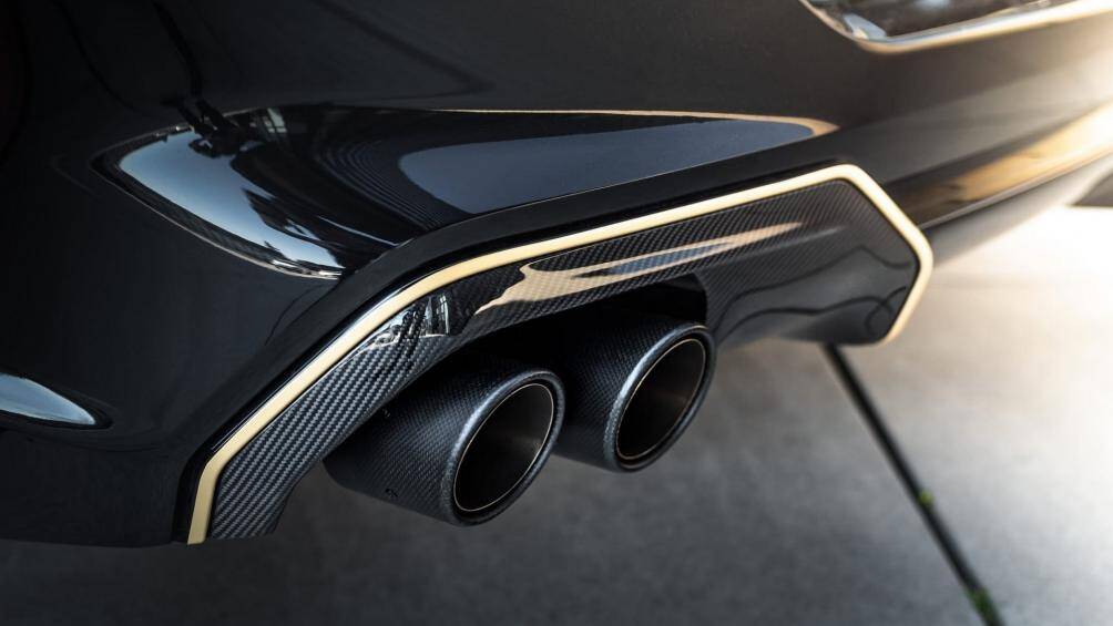 Hệ thống ống xả của xe cũng thay mới, do Manhart phát triển riêng. Chụp pô phủ carbon hoặc tùy chọn phủ gốm