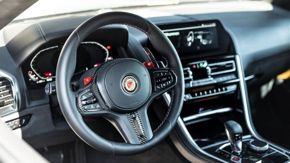 Điều này giúp chiếc Manhart MH8 800 có thể tăng tốc từ 0 - 100km/h trong 2,6 giây, 100 - 200km/h trong 5,7 giây và đạt tốc độ tối đa 311km/h