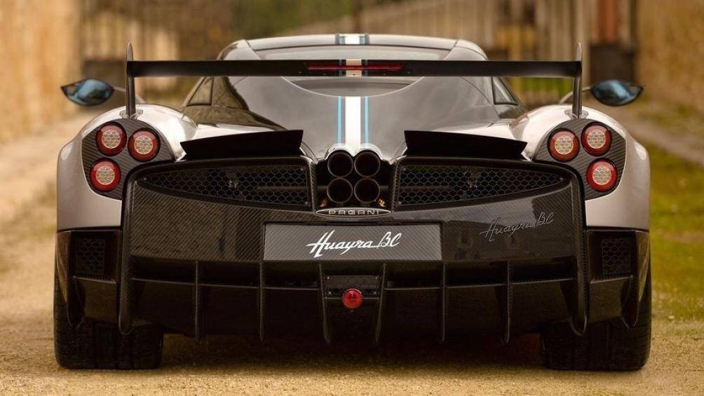 Pagani Huayra: Bốn cánh gió độc lập có thể nâng lên hoặc hạ xuống ở góc và thay đổi tốc độ, mang đến lực ép xuống mặt đường tối ưu cho xe