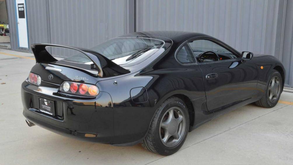 Toyota Supra 1993: Bề ngoài, cánh gió đuôi này trông có vẻ chỉ có tác dụng thẩm mỹ nhưng thực tế lại tạo ra lực ép xuống mặt đường