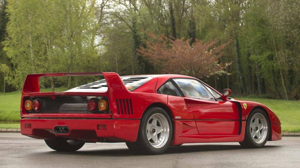 Ferrari F40: Cánh gió của xe được gắn vuông vắn phía sau, nối liền với 2 góc của đuôi xe và nằm cố định một chỗ