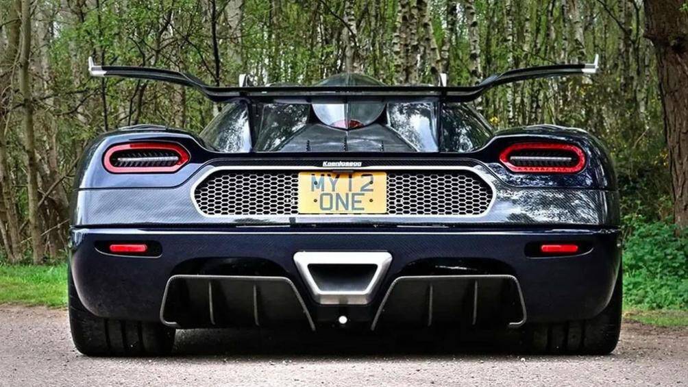 Koenigsegg One: Cánh gió đuôi nối với nóc thay vì đuôi xe như thông thường, tạo ra lực ép xuống lớn hơn