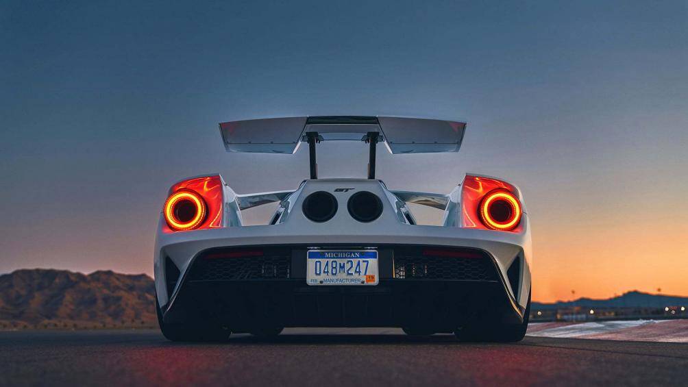 Ford GT 2017: Ford GT 2017 cũng được trang bị cánh gió đuôi thích ứng để tạo ra lực ép thật xuống mặt đường đồng thời đóng vai trò như phanh