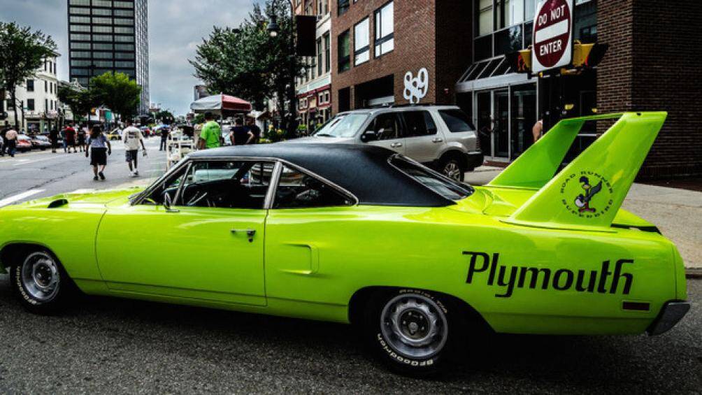 Plymouth Superbird: Cánh gió đuôi được trang bị cho các dòng xe Plymouth và Dodge bao gồm cả phiên bản đường đua và thương mại
