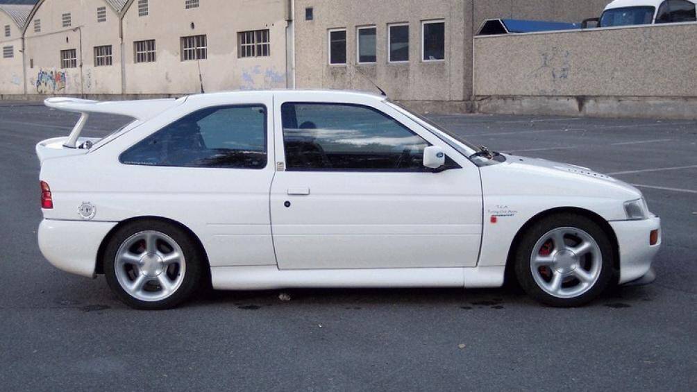 Ford Escort Cosworth 1992: Xe sở hữu cánh gió sau nối liền với cột C và kéo dài như tấm bạt che
