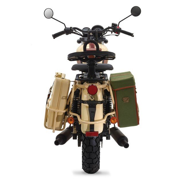 Hộc đựng đồ bên trái và phải, và các tấm ốp ấn tượng trên bình xăng lớn 13 lít