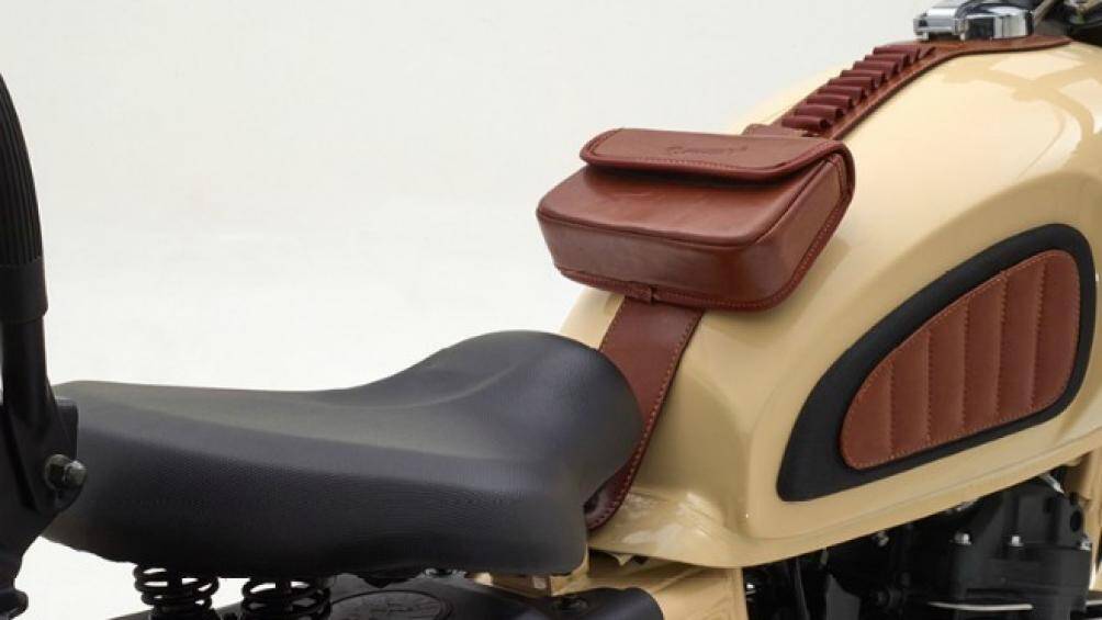 Desert Force 400 còn có yên ngồi dạng lò xo, vành bánh xe với nan hoa