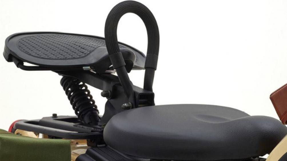 Thanh tay cầm cho hành khách ngồi sau cỡ lớn được vay mượn từ phong cách của BMW Motorrad R75