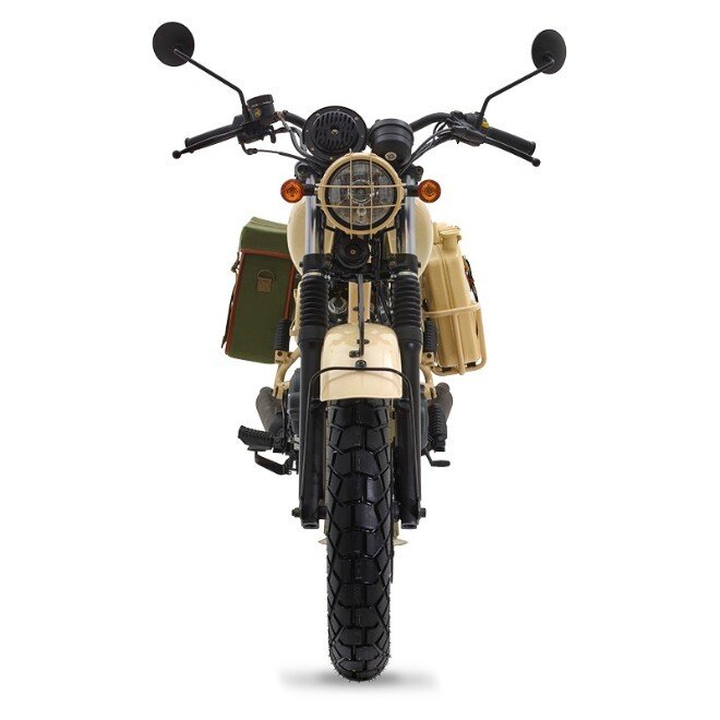 Phần đèn pha xe được bảo vệ bởi các thanh chắn nhìn cực ngầu, đúng theo kiểu xe thời chiến