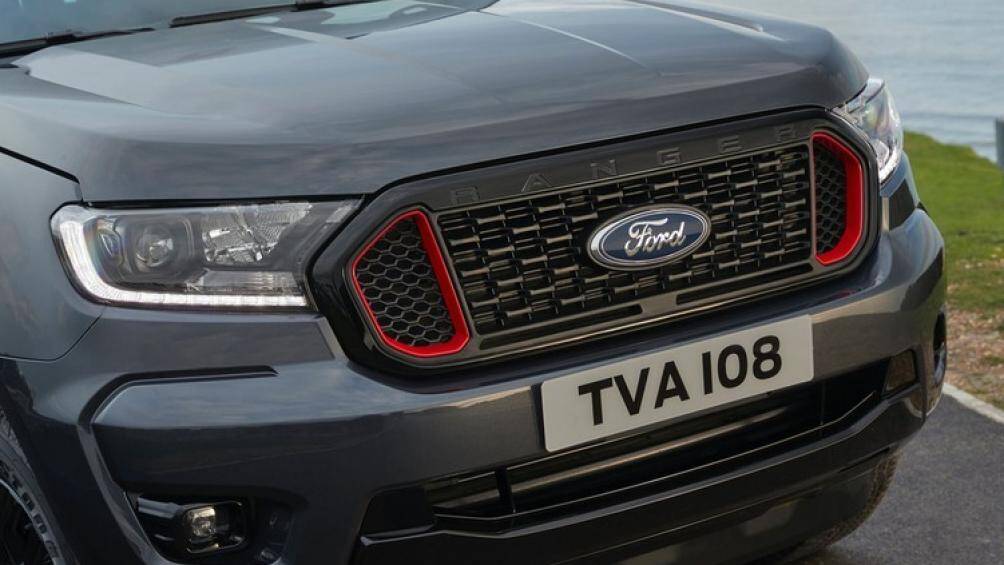 Một số trang bị tiêu chuẩn trên xe bao gồm LED projector, logo Thunder dạng nổi 2 bên cửa, logo Ranger màu đen mờ...