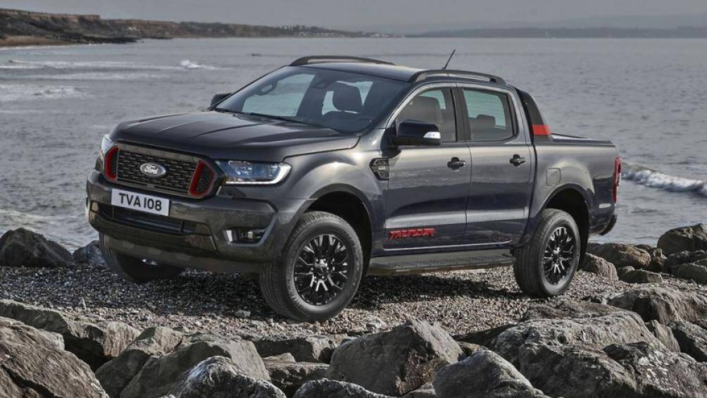 Động cơ này sản sinh công suất 210 mã lực và mô-men xoắn cực đại 500 Nm. Xe sử dụng hộp số tự động 10 cấp và hệ dẫn động 4 bánh