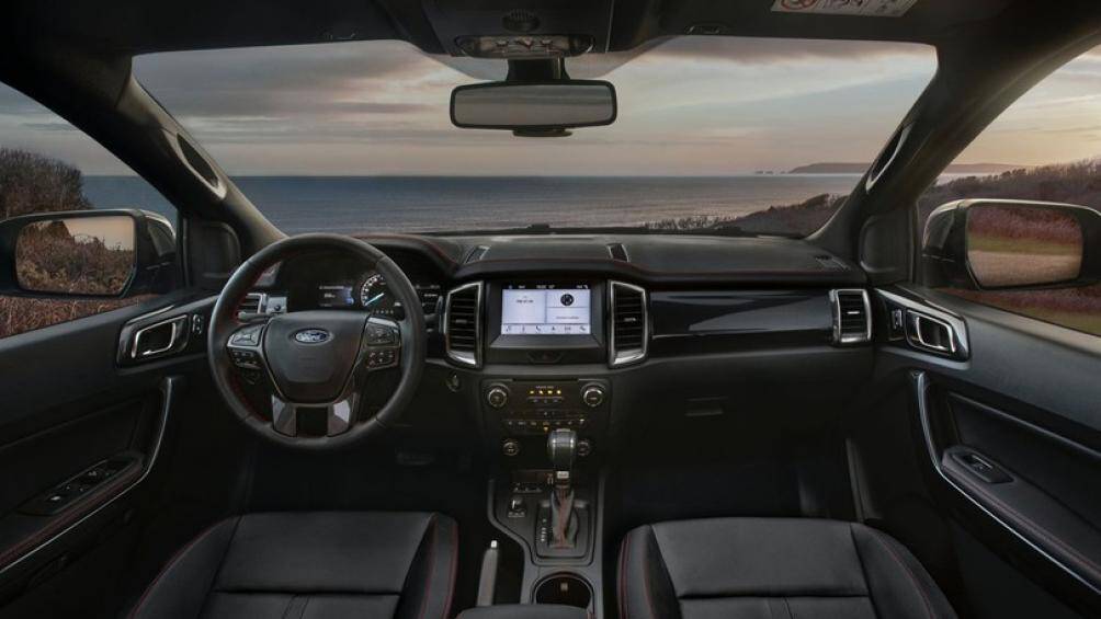 Ranger Thunder sử dụng ghế bọc da Ebony với các đường chỉ khâu màu đỏ tương phản, lót sàn màu đen và bệ bước màu đỏ