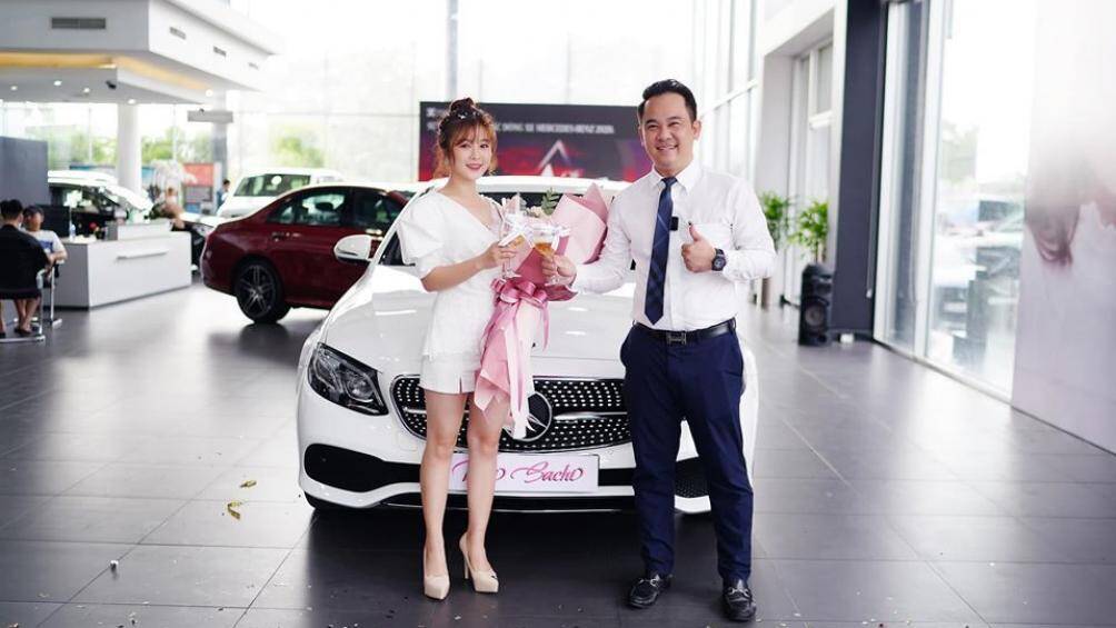 Mới đây, sau những thành công của mình trên con đường diễn xuất, Ribi Sachi đã tự thưởng cho mình một chiếc Mercedes-Benz E250 hơn 2 tỷ đồng