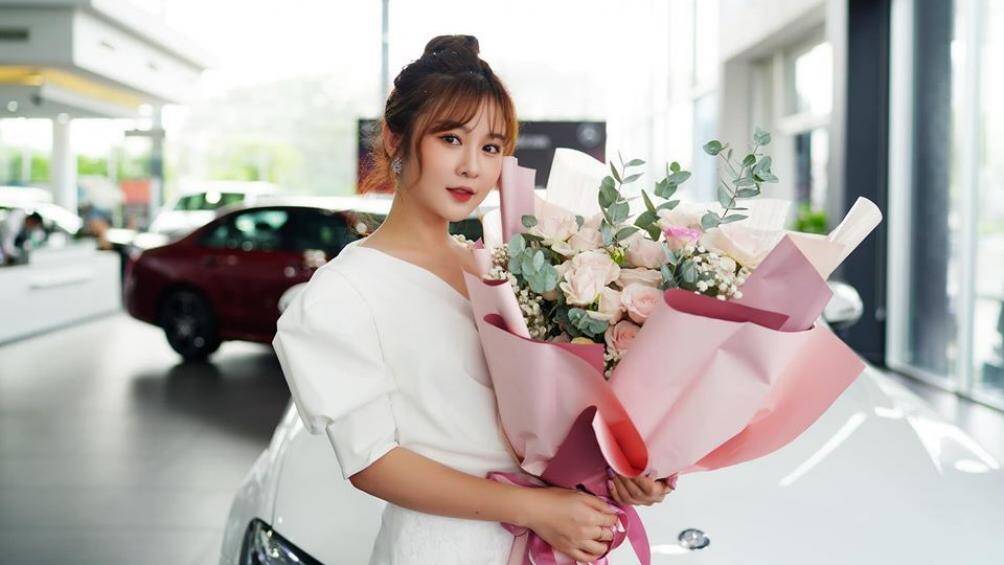 Chiếc xe Mercedes-Benz E250 gần 2,5 tỷ đồng của hot girl 9X Ribi Sachi mới mua khá mạnh mẽ với động cơ I4 dung tích 2.0L, tạo ra công suất tối đa 211 mã lực