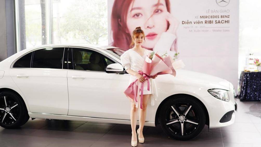 Cô nàng “hot girl cơm nguội” cũng chia sẻ rằng đây là chiếc ô tô đầu tiên mà mình tự mua