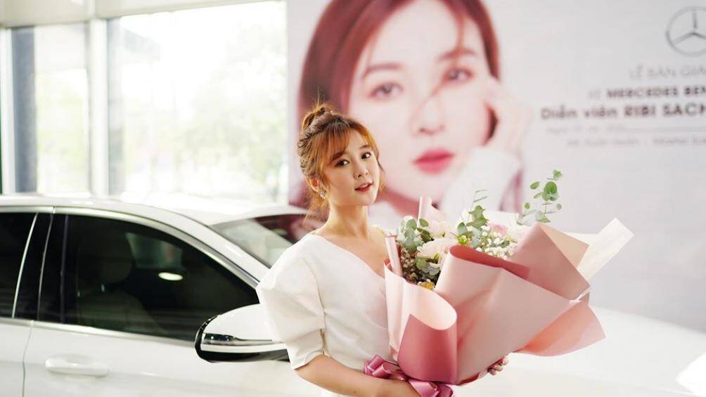 Ribi Sachi cho biết, lý do cô lựa chọn một chiếc E-Class của hãng Mercedes-Benz là bởi dòng xe này có độ an toàn cao