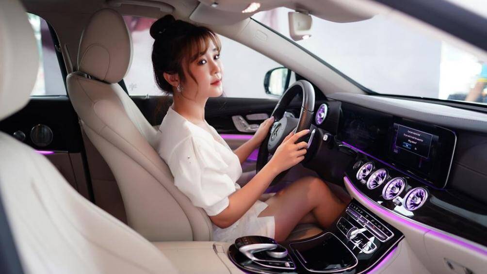 Kết hợp với hộp số tự động 9 cấp 9G-Tronic, Mercedes-Benz E250 có thể tăng tốc từ 0-100 km/h trong 6,9 giây và đạt tốc độ tối đa 250 km/h