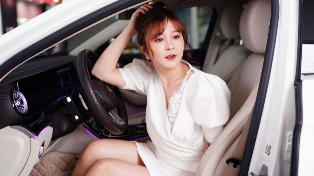 Mọi chức năng và chế độ lái sẽ được hiển thị trên màn hình 8.4 inch. Trên xe tích hợp đầy đủ các chức năng kết nối như Blutooth, Internet,...