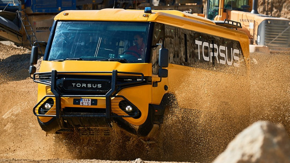 Chiếc xe buýt Torsus Praetorian 4x4 này sẽ giúp bạn có một chuyến đi phiêu lưu thiên nhiên hoang dã cho cả đoàn thể mà không phải lo ngại gì điều kiện đường sá