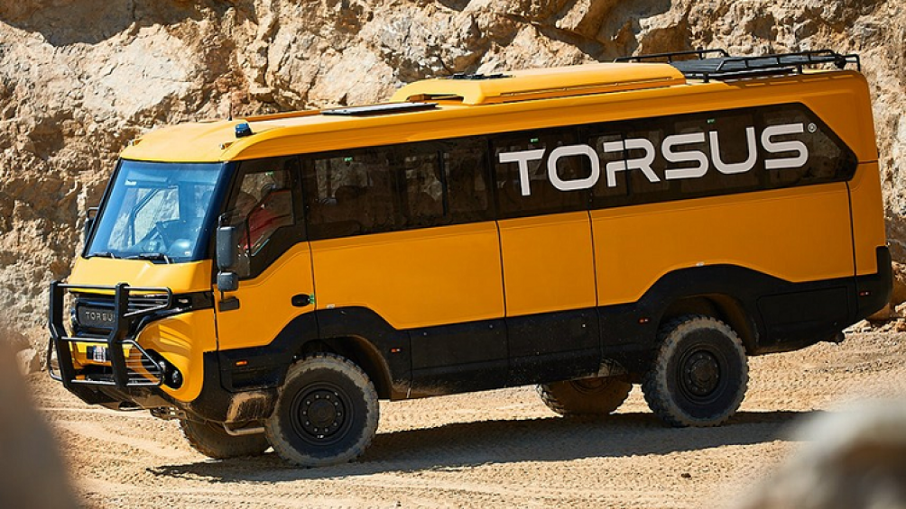 Nó có tải trọng lên tới 13,5 tấn, khoảng sáng gầm cao 389 mm, bình nhiên liệu 300 lít khổng lồ, và có thể lắp đặt 35 ghế ngồi kèm điều hòa không khí mát mẻ