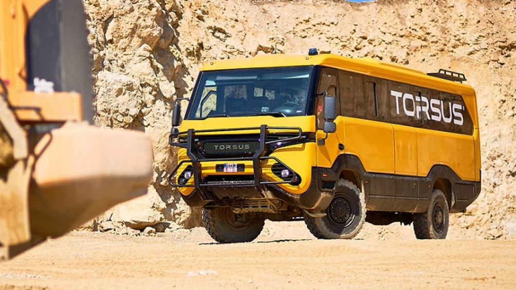 Nó cũng có hàng tá tính năng thực dụng như dây đai an toàn 3 điểm trên tất cả ghế ngồi, một lỗ thông hơi, giá giữ hành lý, và bậc cửa tự động ở cửa hành khách