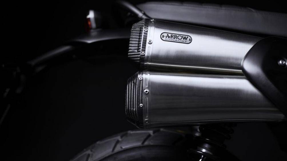 Scrambler 1200 XE được trang bị tiêu chuẩn với kẹp phanh Brembo M50 Monobloc treeb đĩa phanh đường kính 320 mm