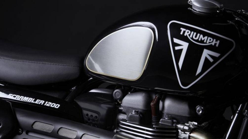 Với lớp sơn Sapphire Black, chiếc Bond Edition mang trên mình những điểm nhấn màu vàng và những đường sọc vàng được sơn thủ công