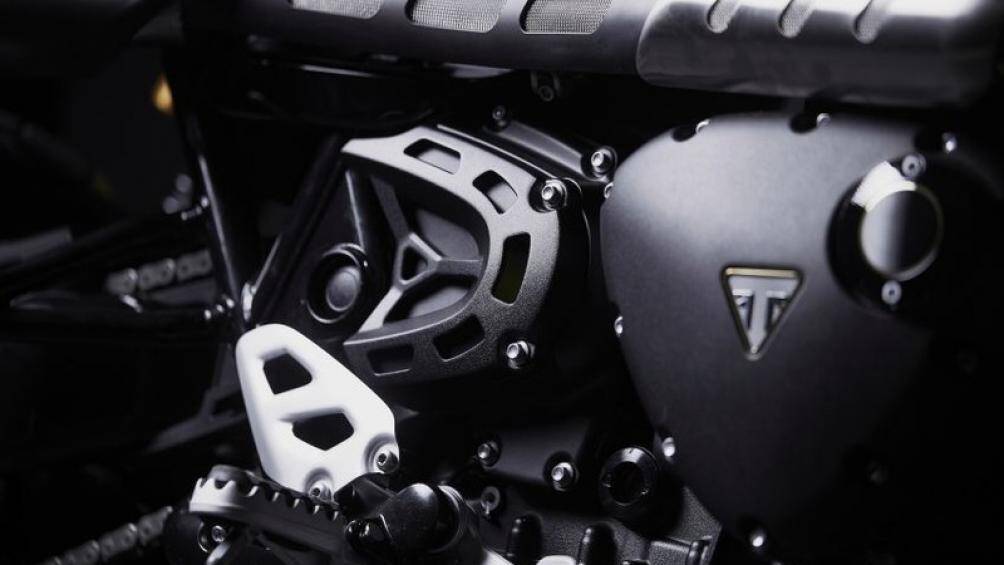 Ngoài ra, còn có ống xả và lớp vỏ dưới có đánh số 007, ghế da với logo 007 được khâu lên và logo Bond trên màn hình khởi động bảng điều khiển TFT-LCD