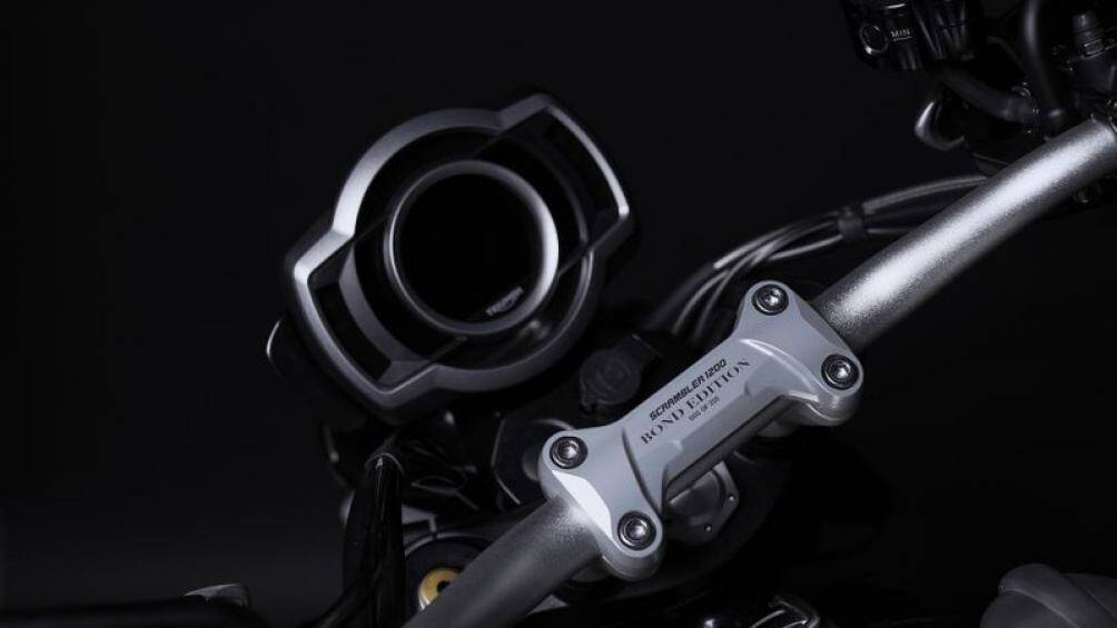 Bao gồm chắn bùn với lớp sơn anot hóa đen độc đáo, đèn sương mù với tấm che anot hóa màu đen, bộ giảm thanh Arrow với nắp sợi carbon