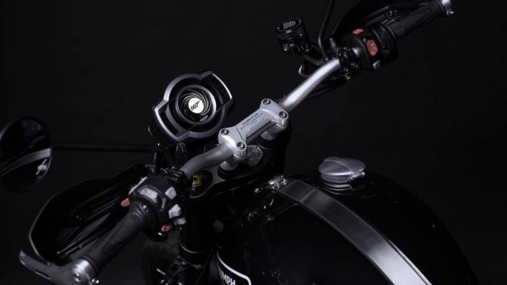 Mỗi phiên bản Scrambler 1200 Bond Edition đi kèm với bức thư được ký tên cá nhân từ Nick Bloor, giám đốc điều hành của Triumph cùng với một ba lô cao cấp