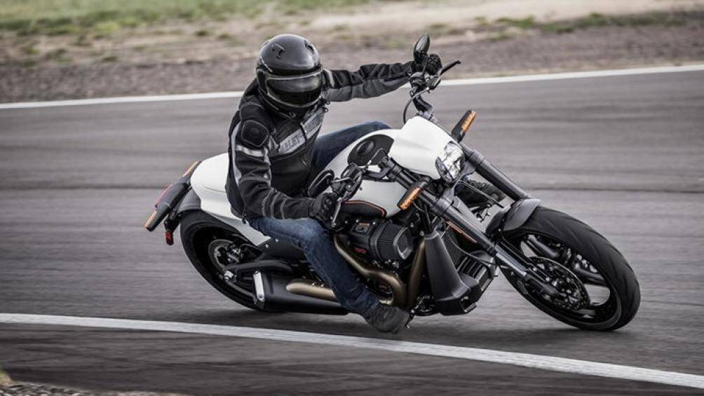 Yên của chiếc xe mô tô cơ bắp Mỹ này cũng có hai mức khác nhau tùy vào bản yên là 704 mm và 724 mm, dung tích bình xăng là 16,7 lít