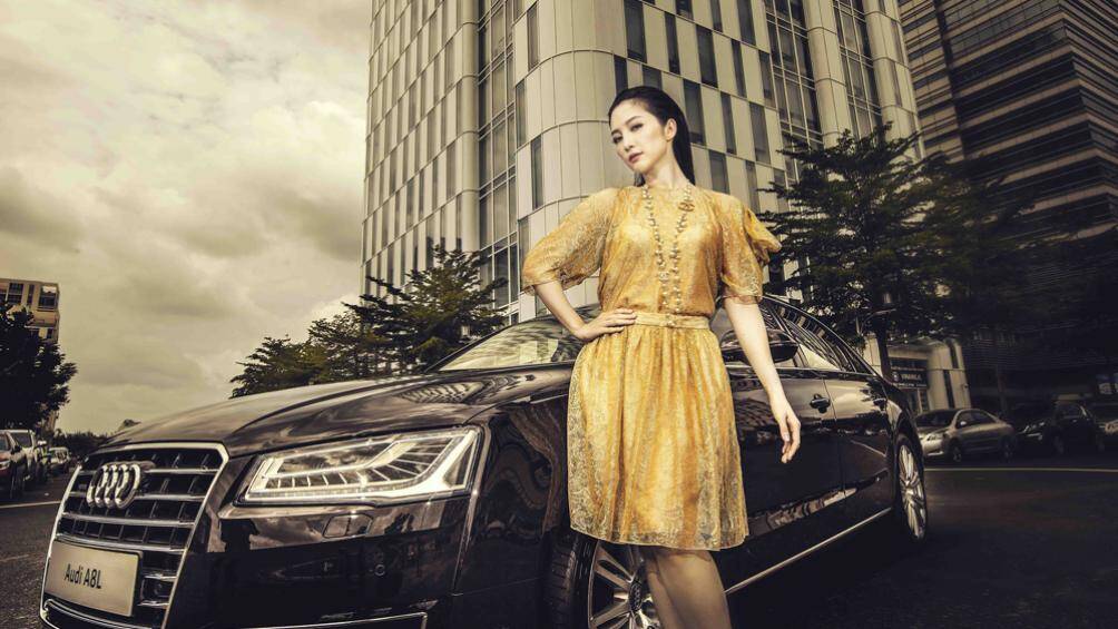 Linh Nga được công chúng mệnh danh là “chim công làng múa” vì những bước nhảy tuyệt vời của cô trên sân khấu