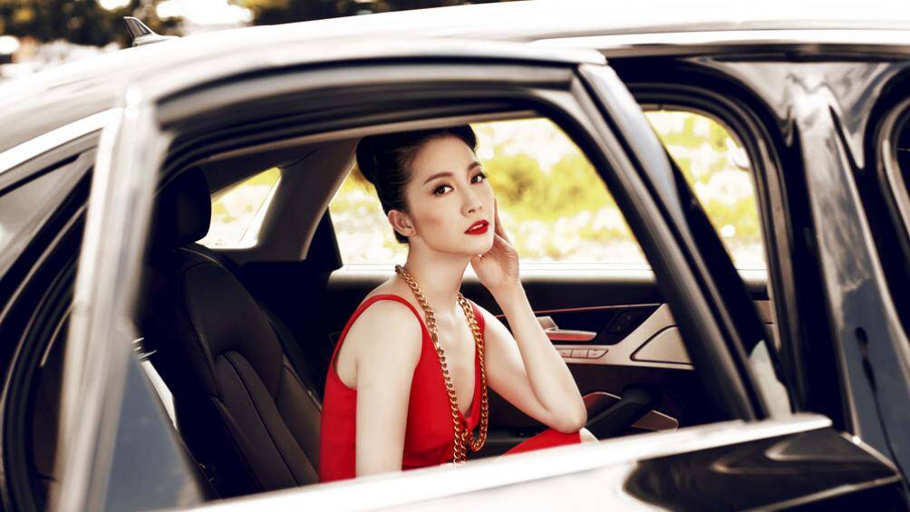 Người đẹp tạo dáng bên trong không gian nội thất cực trang nhã