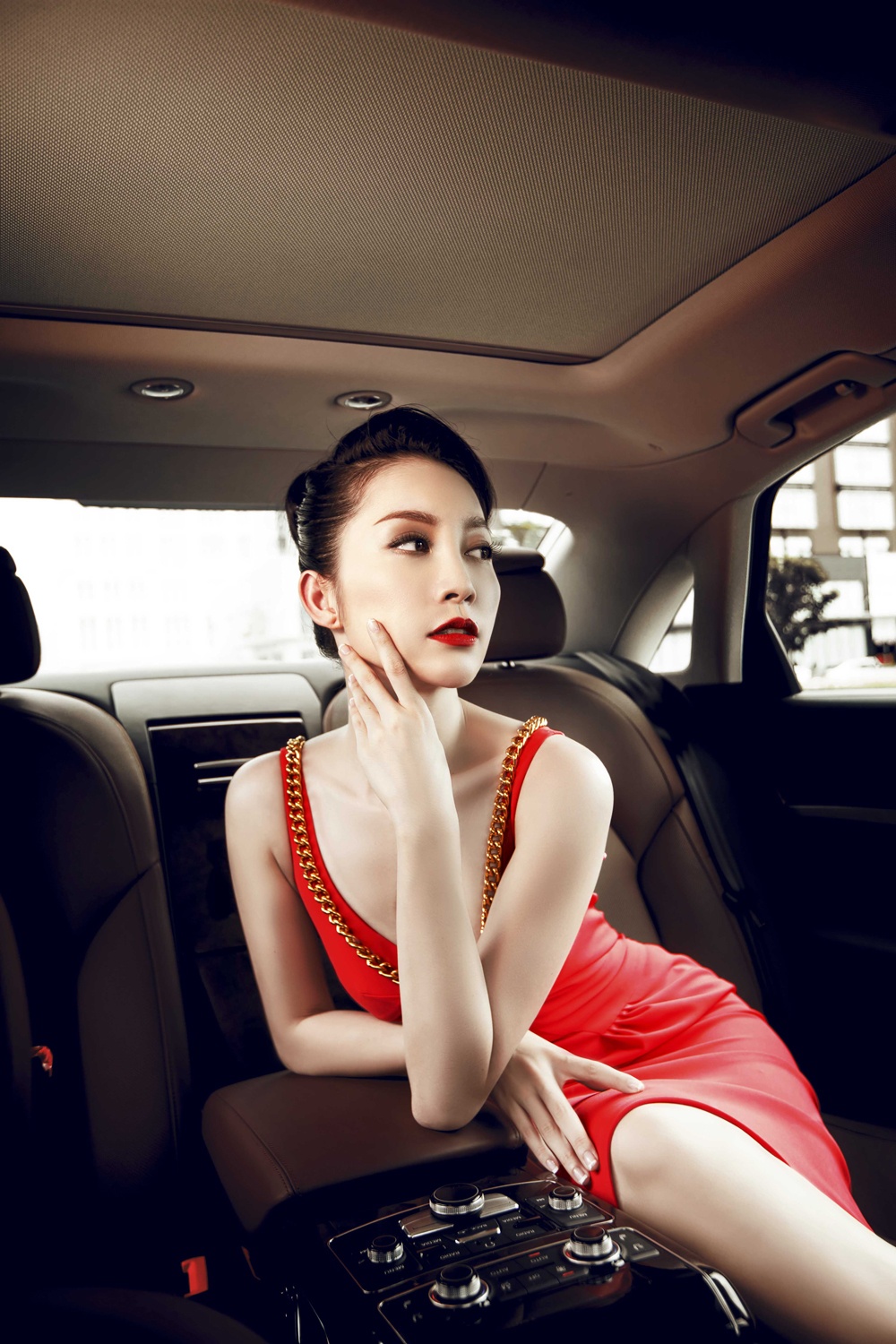 Làn da trắng ngần cùng gương mặt xinh đẹp của Linh Nga