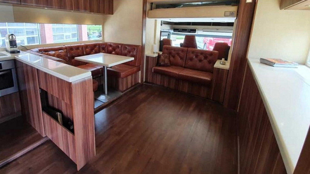 Phía sau là một mái nhà với thân nhỏ bằng nhôm có đủ không gian cho ba phòng ngủ, một phòng tắm lớn, và thậm chí một garage kèm phân xưởng