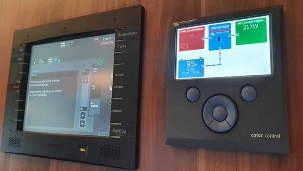 Chiếc xe còn được lắp đặt hệ thống điều hướng, camera nhìn phía sau, cảm biến đỗ xe, và một giường ngủ kiểu thả xuống cho khoang lái