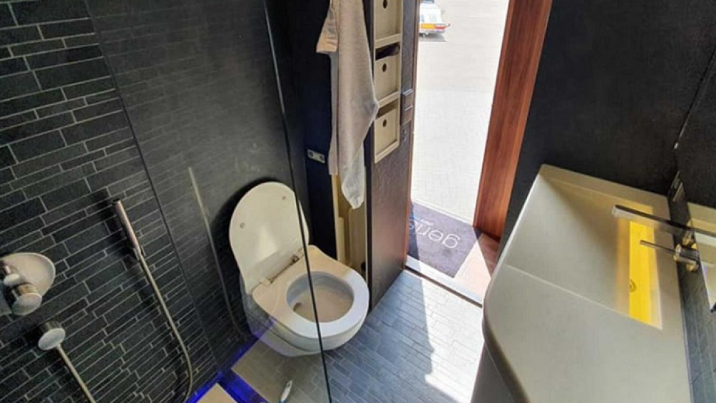 Chiếc Scania này có sở hữu một nhà bếp đầy đủ tiện nghi với bếp từ 4 ô, một bồn rửa cỡ lớn kèm lò nướng, và một combo tủ lạnh/tủ đông dung tích 185 lít