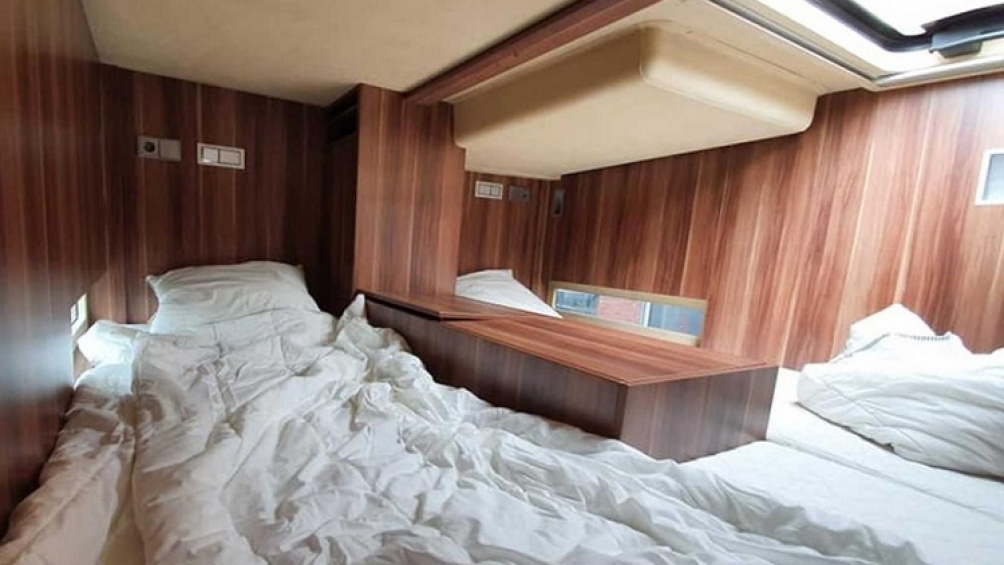 Xe có ít nhất một phòng ngủ lớn cũng như một phòng ngủ nhỏ riêng biệt cho trẻ em với đầy đủ trang bị, trong đó lắp cả ti vi và một máy chơi game PS riêng